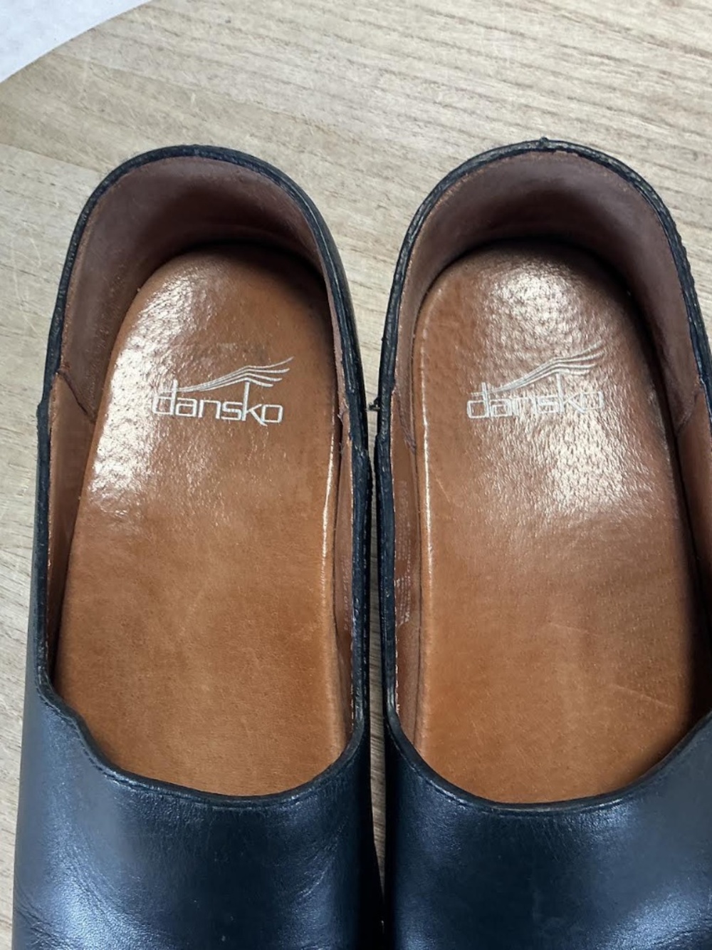Dansko Women’s 38 US 7.5-8 Black Leather Clogs Shoes Wood Look Heel - Picture 8 of 8